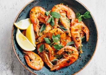 Camarões salteados com alho e limão