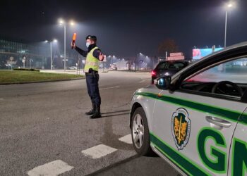O hábito que muitos têm ao volante… e que pode tirar a carta