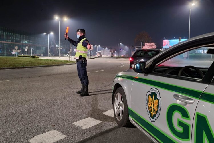 O hábito que muitos têm ao volante… e que pode tirar a carta
