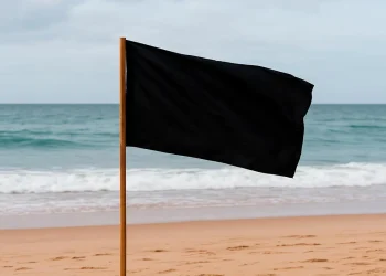 Bandeira negra na praia