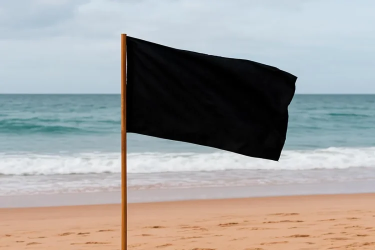 Bandeira negra na praia