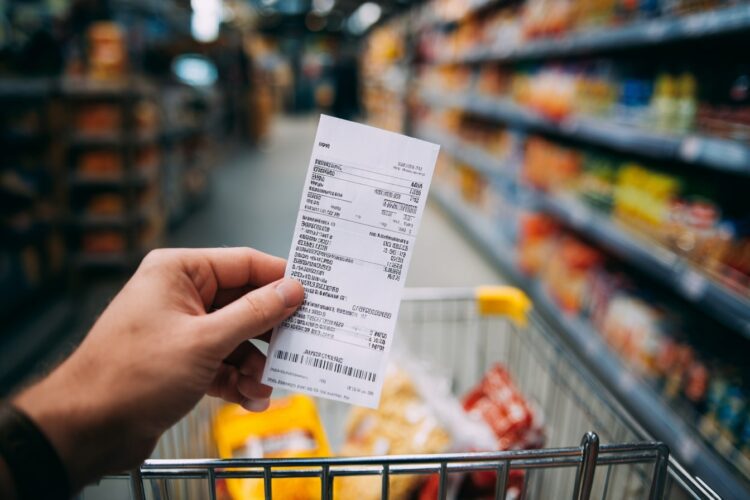 O erro no supermercado que pode custar-lhe mais de 100 € por ano
