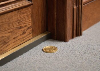 O truque da moeda na porta voltou a ser usado por assaltantes em Portugal