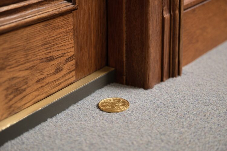 O truque da moeda na porta voltou a ser usado por assaltantes em Portugal