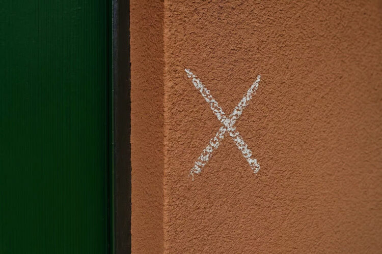 Um risco de giz na porta? Pode indicar que uma casa está a ser vigiada