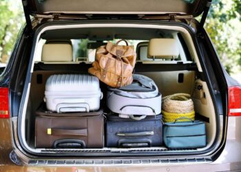 Transporte de bagagem no carro