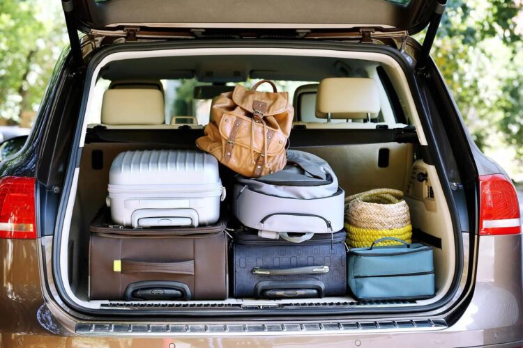 Transporte de bagagem no carro