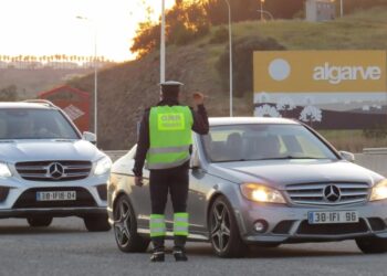 O “selo do carro” vai mudar em 2026 e deixar de ser pago no mês da matrícula