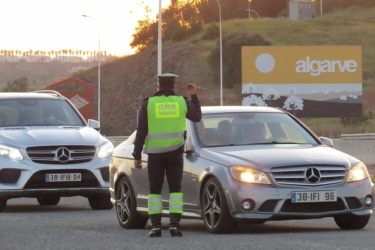 O “selo do carro” vai mudar em 2026 e deixar de ser pago no mês da matrícula
