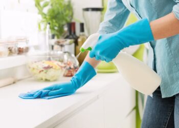 Truques simples para eliminar gordura e maus cheiros da cozinha (segundo especialistas em limpeza)