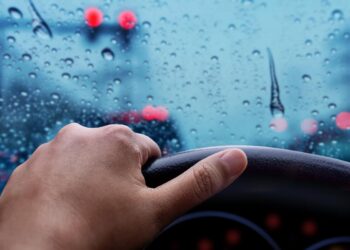 Conduzir à chuva: o erro que pode custar 600 euros em multa