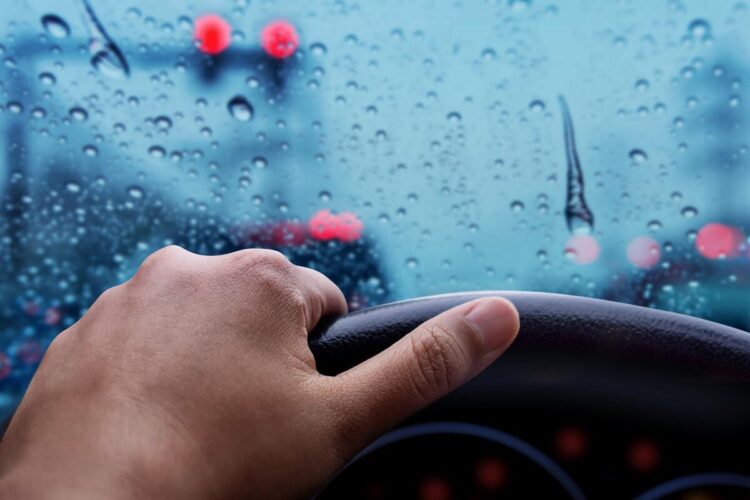 Conduzir à chuva: o erro que pode custar 600 euros em multa