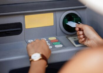 Levantou dinheiro e o Multibanco não entregou as notas? Saiba o que deve fazer