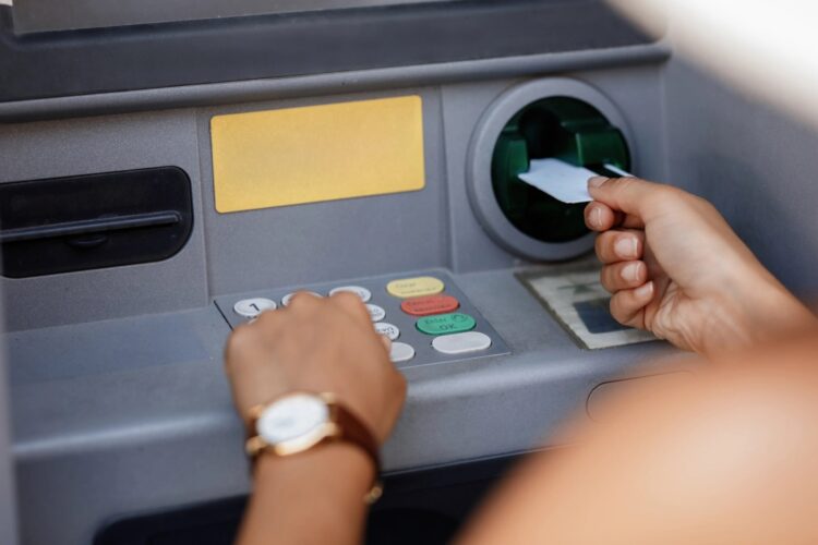 Levantou dinheiro e o Multibanco não entregou as notas? Saiba o que deve fazer