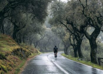 Posso pisar a linha contínua para ultrapassar ciclistas?