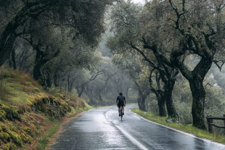 Posso pisar a linha contínua para ultrapassar ciclistas?