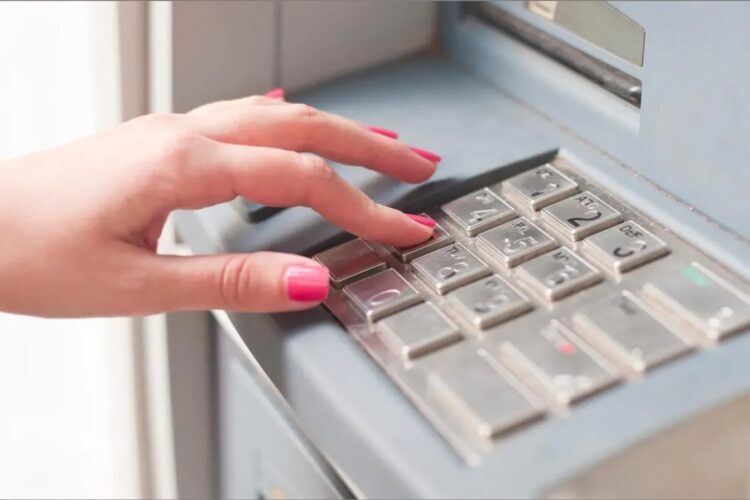 Cartão preso? Este truque simples pode evitar um grande prejuízo