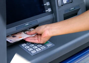 O multibanco deu dinheiro a menos? Saiba o que fazer e quando o valor é devolvido