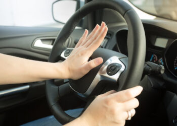 Multa de 300 € por usar a buzina do carro? Saiba em que situações pode acontecer