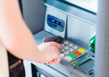 O que fazer se o cartão ficar preso no multibanco? Dicas para evitar problemas