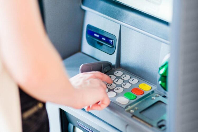 O que fazer se o cartão ficar preso no multibanco? Dicas para evitar problemas