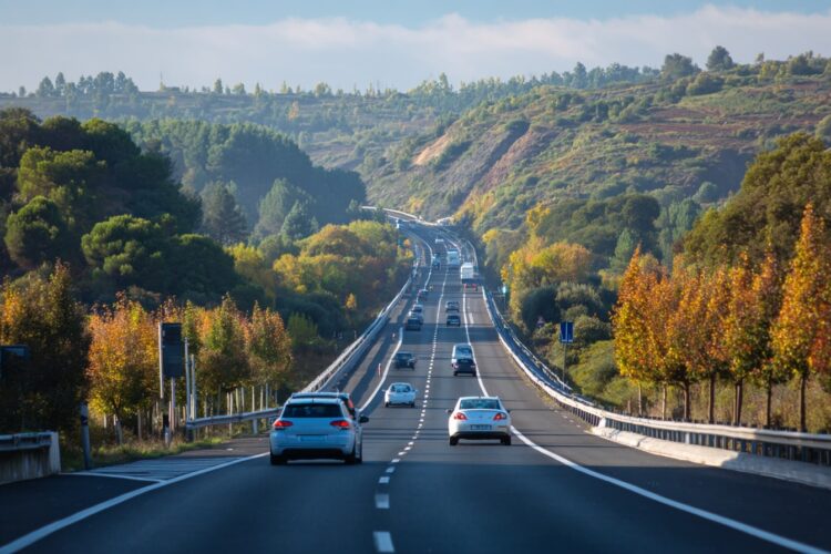 Conduzir na autoestrada: o hábito comum que pode custar 300 euros de multa