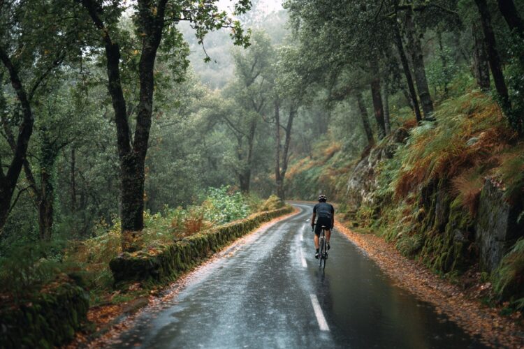 Posso pisar a linha contínua para ultrapassar ciclistas?