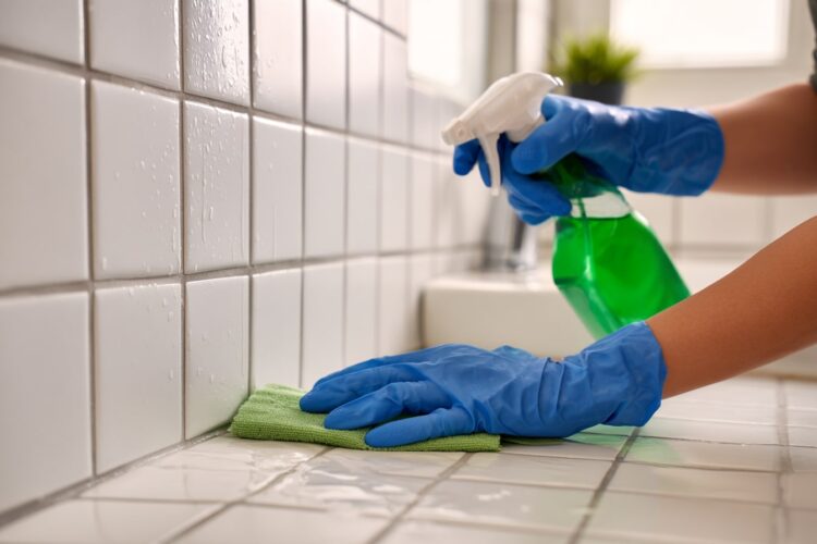 Limpar azulejos sem esforço e mantê-los sempre impecáveis? É mais fácil do que parece