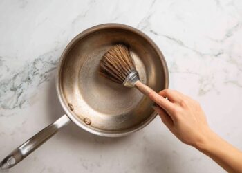 É o fim das panelas queimadas: o truque do sal e outras soluções práticas que limpam na perfeição