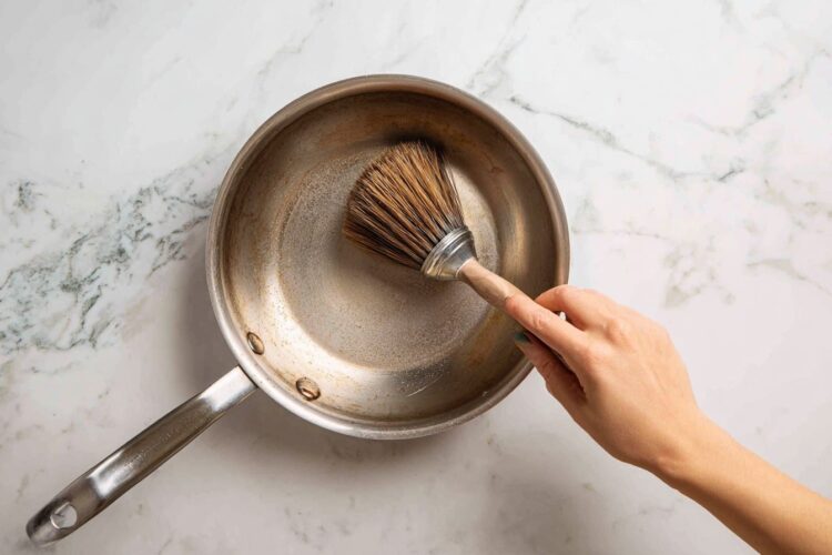 É o fim das panelas queimadas: o truque do sal e outras soluções práticas que limpam na perfeição