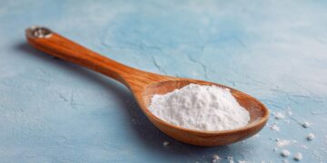 Loiças, azulejos, mofo e até maus cheiros: como usar bicarbonato de sódio na limpeza diária da sua casa