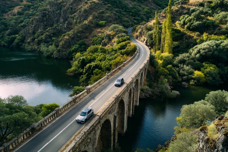 Ultrapassagens em pontes e viadutos: saiba quando são proibidas e o que arrisca