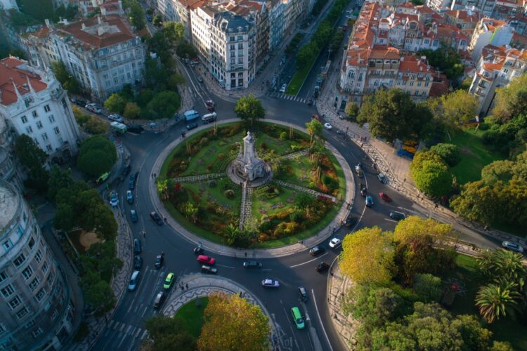 Sabe mesmo circular numa rotunda? Estas falhas podem valer multas pesadas e pontos perdidos na carta de condução