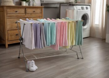 Roupa com cheiro a humidade? Saiba como evitar e eliminar o problema nos dias de chuva