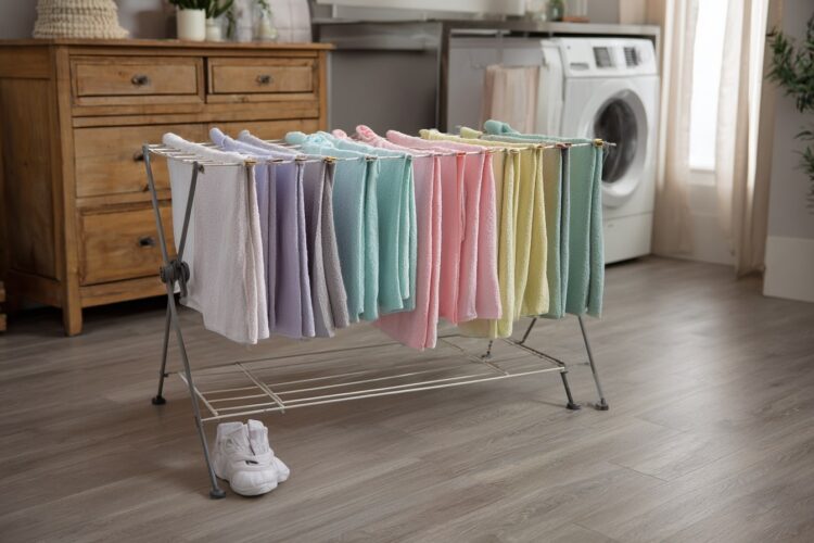 Roupa com cheiro a humidade? Saiba como evitar e eliminar o problema nos dias de chuva