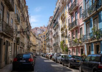 Pode estacionar em qualquer lugar, mesmo quando não existe sinalização em contrário? Saiba o que diz a lei