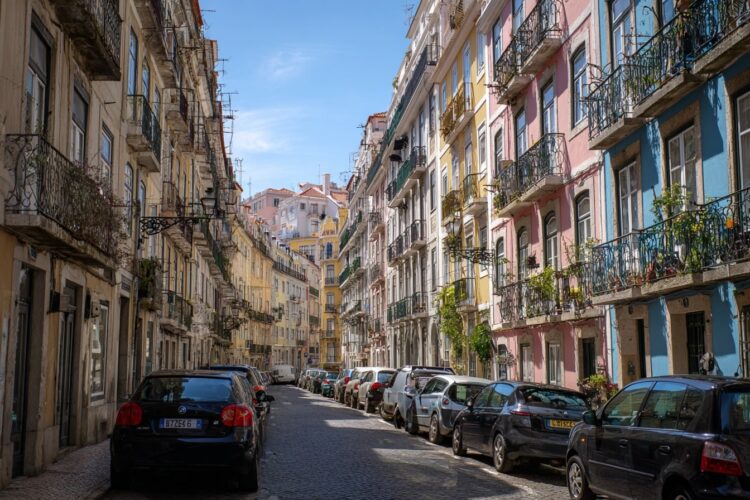 Pode estacionar em qualquer lugar, mesmo quando não existe sinalização em contrário? Saiba o que diz a lei