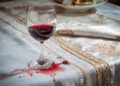 Manchas de vinho na toalha? Veja como limpá-las sem danificar o tecido