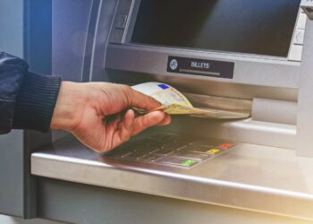 O multibanco deu dinheiro a mais? Saiba o que fazer e evite problemas legais