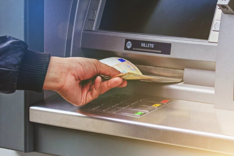 O multibanco deu dinheiro a mais? Saiba o que fazer e evite problemas legais