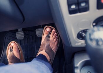 Conduzir com chinelos: é mesmo proibido?