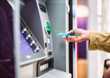 Multibanco: como funciona a burla que leva o utilizador a revelar o PIN ao burlão