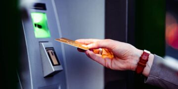 Talões Multibanco: os três tipos que nunca deve deitar fora sem destruir antes