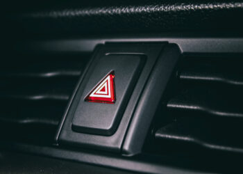 Ligar os quatro piscas nem sempre é permitido: saiba as regras e as coimas