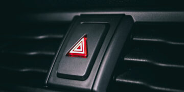 Ligar os quatro piscas nem sempre é permitido: saiba as regras e as coimas