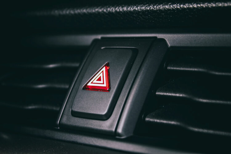 Ligar os quatro piscas nem sempre é permitido: saiba as regras e as coimas