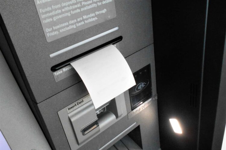 A "burla do talão esquecido no Multibanco" voltou: como funciona e como evitar