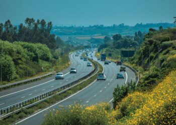 Conduz na faixa do meio? O código da estrada prevê multas de 300 euros