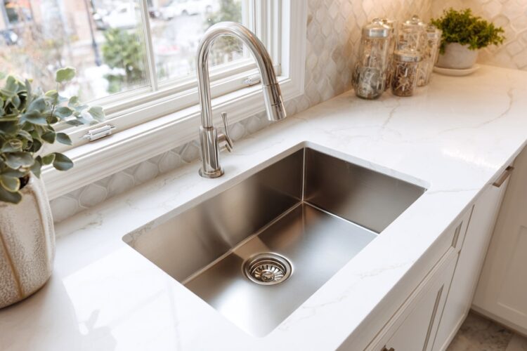 Este objeto comum na sua cozinha é 10x mais sujo que a sanita: como limpá-lo de vez