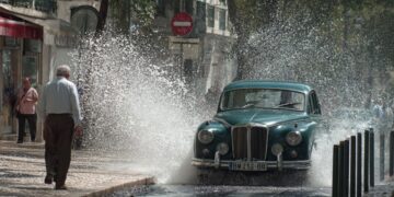 Salpicar um peão ao passar por uma poça de água dá multa? A infração que muitos desconhecem